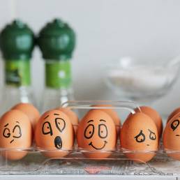 Diferentes emoções representadas em ovos