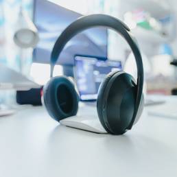 Headphones numa mesa de trabalho